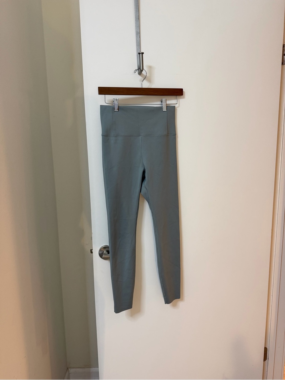 Vuori High-Rise Leggings in Slate Blue-Grey